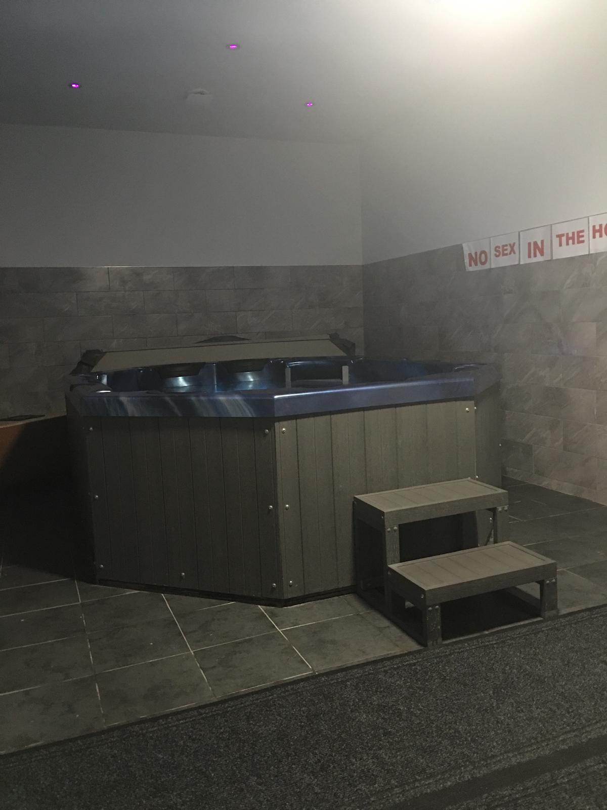 Quest T-Girls Club Jacuzzi